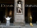 Human statues. (v.m.)