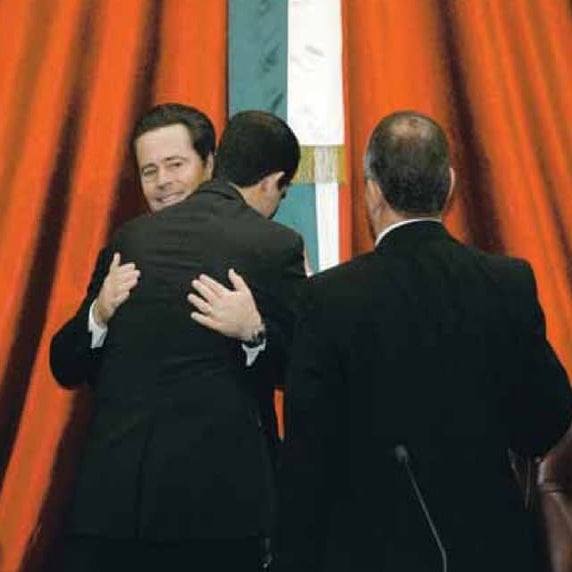 13-09-2009  Eduardo Bours y Guillermo Padrés se saludaron con un abrazo durante los primeros minutos de hoy.  