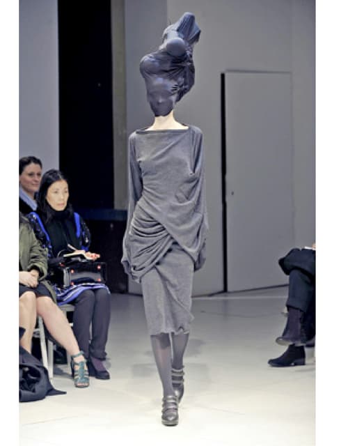  Junya Watanabe enfatiza técnicas de moulage
