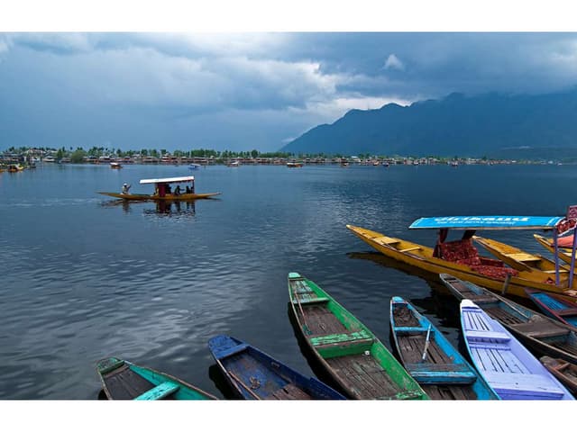 Amazing Beauty of Dal Lake Kashmir