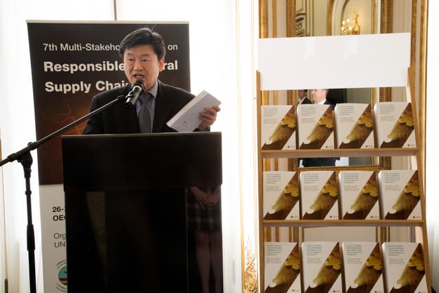 Photos of the launch of the OECD Du...