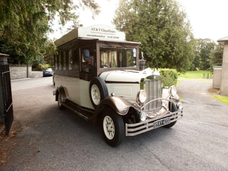 Have A Show Stopping Grand Entrance With The Perfect Wedding Car
