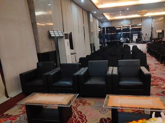 Menyewakan Kursi VIP Jokowi Dan Meja VIP kayu | PDF