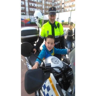 EXHIBICIÓN DE MOTOS EN EL CEIP MANU...