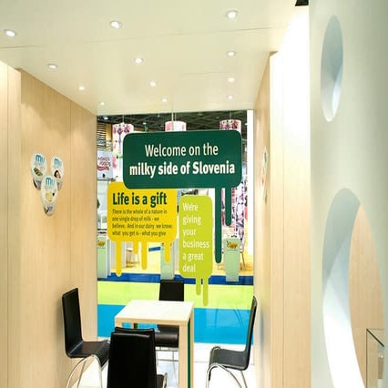 Fotografije sejemskega prostora s komunikacisko zasnovo Ljubljanskih mlekarn ...