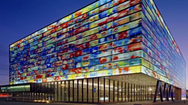 Between the digital and the analogue: challenges of big data for the archival...